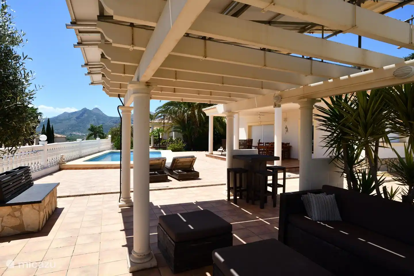 Een heerlijk plekje onder de zonnepanelen in de fijne lounge zit