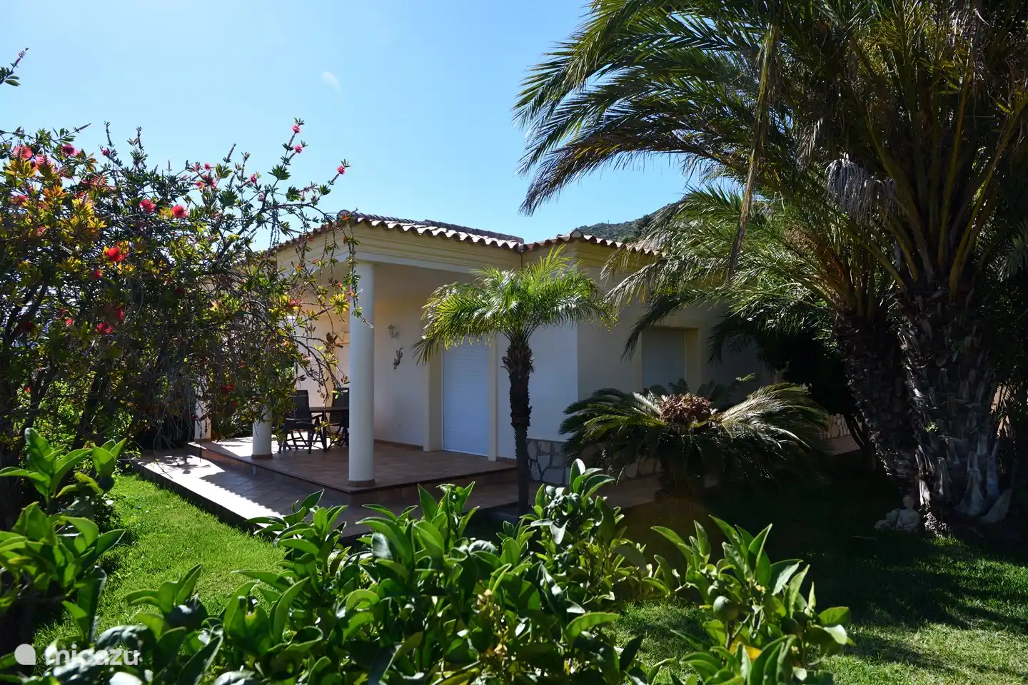 De westelijke veranda is zeker in de vroege ochtend een heerlijke plek