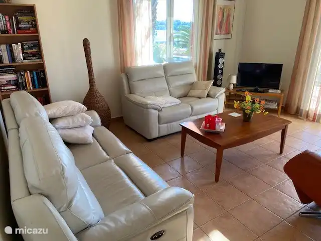 Banken met elektrisch te bedienen beensteunen