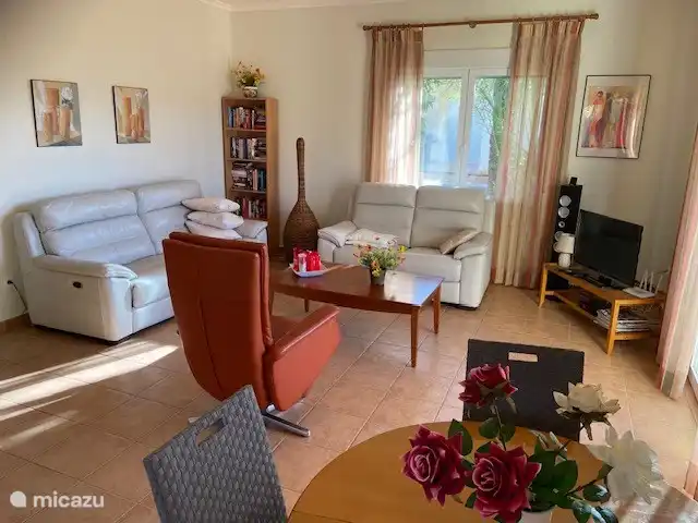 Heerlijke relaxfauteuil en ook een bank met electrisch verstelbare beensteunen