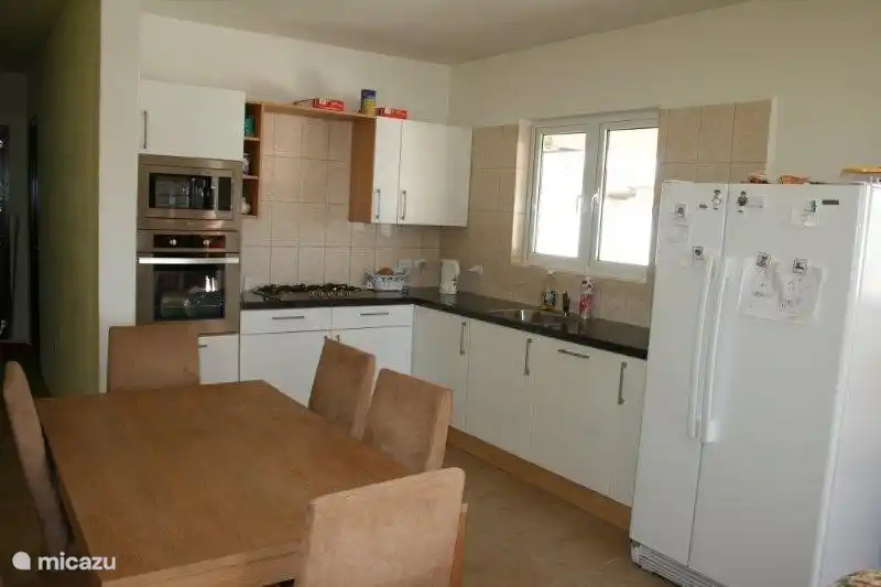 Luxus-Küche mit Granit-Arbeitsplatten und Geräte inklusive Backofen, Mikrowelle, Geschirrspüler und Kühlschrank mit Gefrierfach