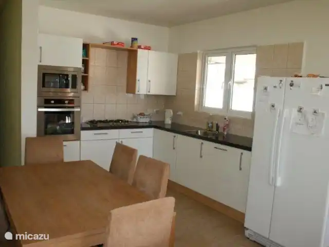 Villa J van Domburg huren in Aruba, Paradera, Rooi Afo - villa zeer luxe keuken met granieten aanrechtblad en inbouwapparatuur o.a oven, magnetron, vaatwasser,afzuigkap en koelvriescombinatie