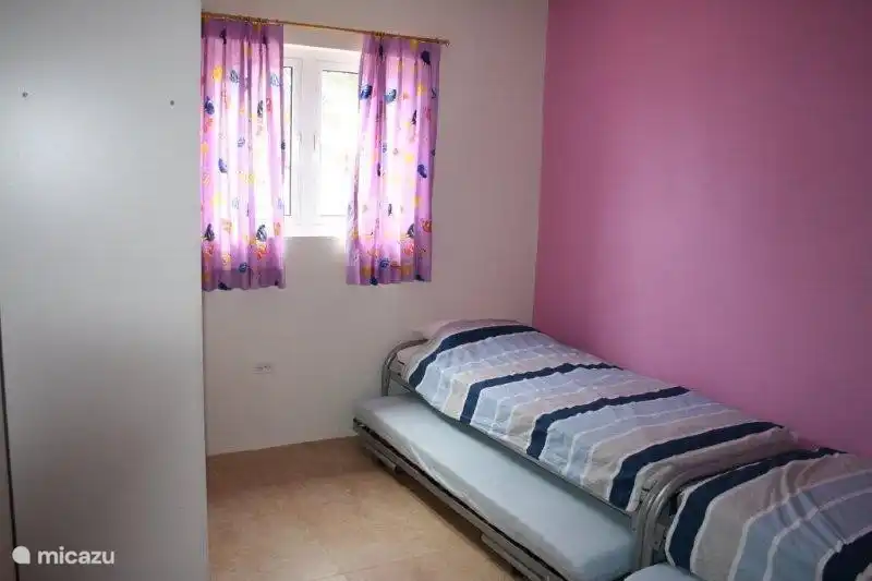 Geräumige Zimmer mit hellen Farben. 2 Einzelbetten, evtl. 2 zusätzliche Betten können