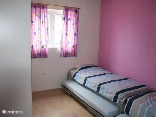 Villa J van Domburg huren in Aruba, Paradera, Rooi Afo - villa Ruime slaapkamer met fleurige kleuren. 2 eenpersoonsbedden, eventueel nog 2 extra bedden bij te plaatsen