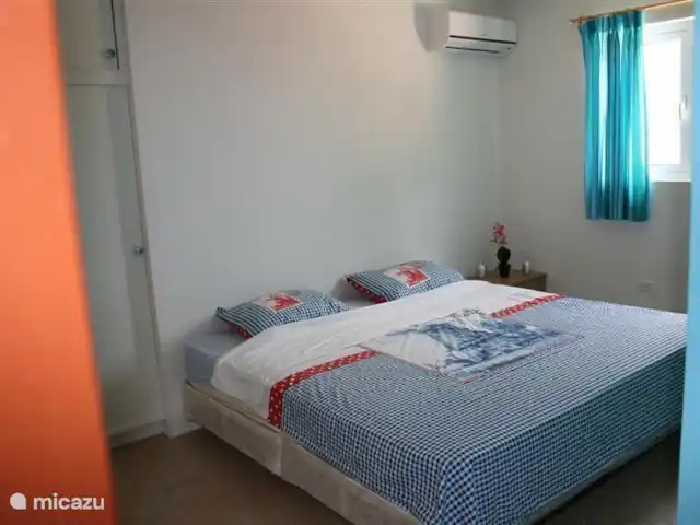 Villa J van Domburg huren in Aruba, Paradera, Rooi Afo - villa Slaapkamer met een kingsize bed met airco en een groot ingebouwde klerenkast.