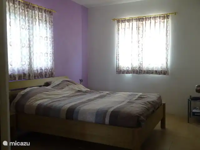 Villa J van Domburg huren in Aruba, Paradera, Rooi Afo - villa Masterbedroom met badkamer/wc met warm water en ingebouwde klerenkast en tv.