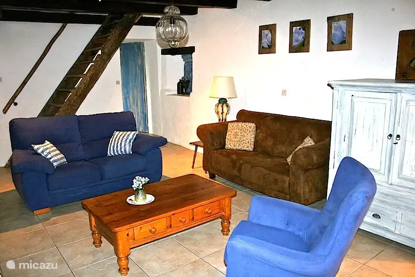 Woonkamer met doorloop naar de bijkeuken en badkamer en toilet.