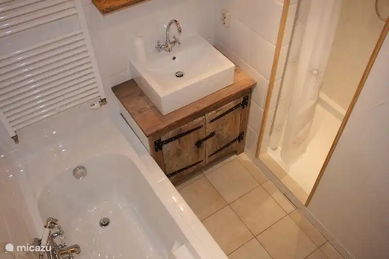 2e badkamer op 1e verdieping met douche en bad. 
Met 2e separate toilet er naast.