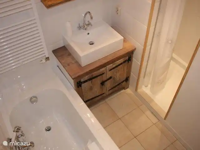 Ferme Pauchard | France, Vosges, Hennezel - maison de vacances 2e salle de bain au 1er étage avec douche et bain.
Avec 2ème WC séparé à côté.
