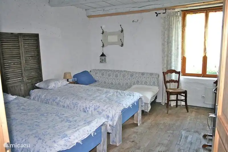 De 'blauwe' kamer met 3 bedden met de mogelijkheid  nog een bed bij te plaatsen. Kast en ladekast.