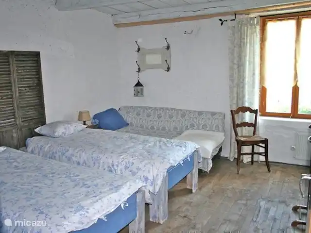 Ferme Pauchard | France, Vosges, Hennezel - maison de vacances La chambre 'bleue' à 3 lits avec possibilité d'ajouter un autre lit. Placard et commode.
