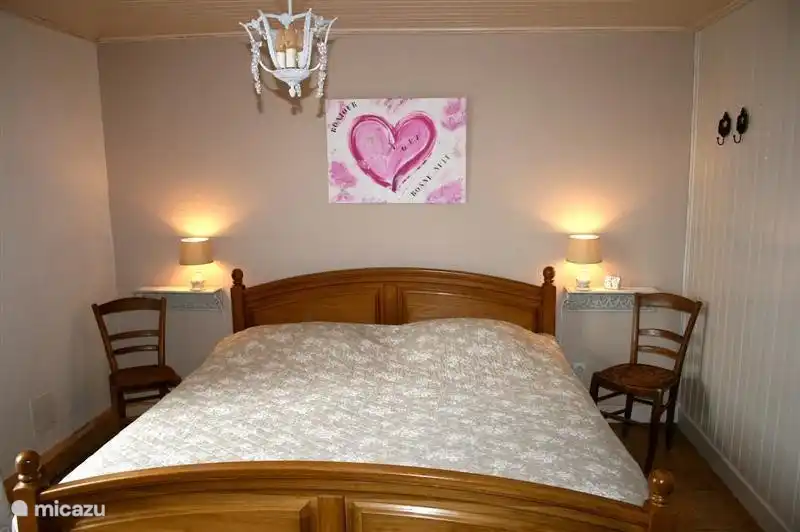 2e bruine slaapkamer met 2 persoons bed 180 x 200 cm, Met linnenkast en tafeltje. mogelijkheid tot het plaatsen van een kinderbedje (zelf meenemen) 