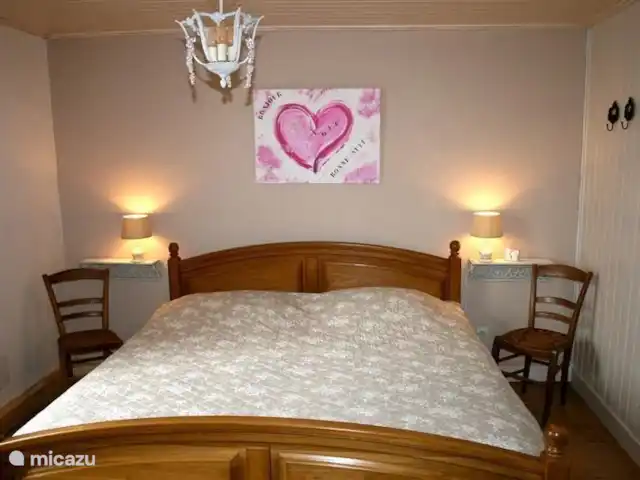 Ferme Pauchard | France, Vosges, Hennezel - maison de vacances 2ème chambre marron avec lit double 180 x 200 cm, avec armoire et table. possibilité de placer un lit bébé (apportez le vôtre)