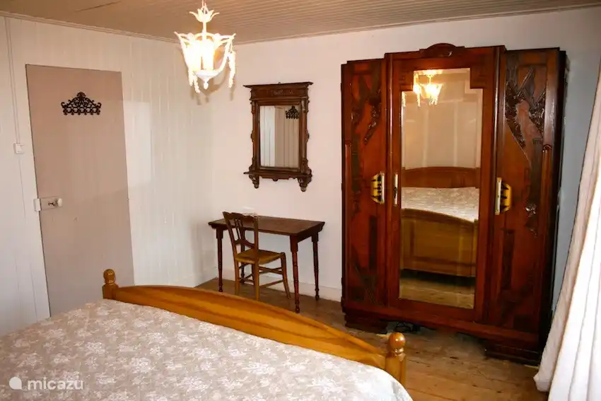 Bruine kamer met brocante meubels.