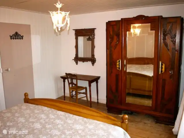 Ferme Pauchard | France, Vosges, Hennezel - maison de vacances Chambre brune avec des meubles anciens.