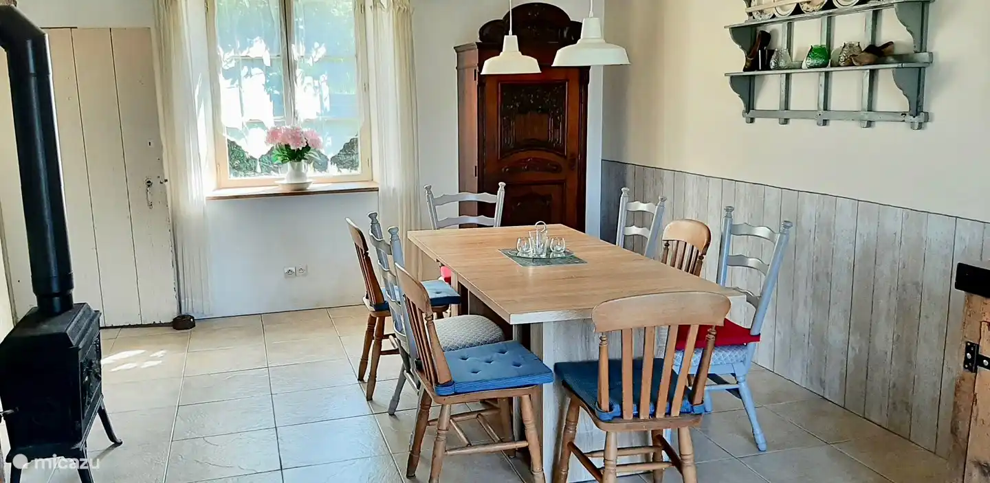 Woonkeuken met grote uitschuiftafel en houtkachel dus in de herfst en winter ook lekker warm!