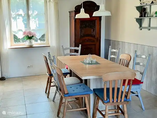 Ferme Pauchard | France, Vosges, Hennezel - maison de vacances Cuisine avec grande table extensible et poêle à bois, si agréable et chaleureux en automne et en hiver !