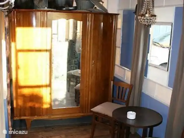 Ferme Pauchard | France, Vosges, Hennezel - maison de vacances Entrée dans la véranda avec placard pour manteaux et éventuellement un siège pour fumeurs.