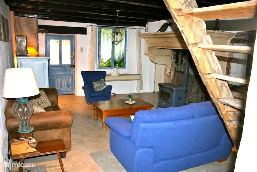 Woonkamer met originele oude gootsteen en schouw. Hier ook een houtkachel (vroeger was dit de keuken).