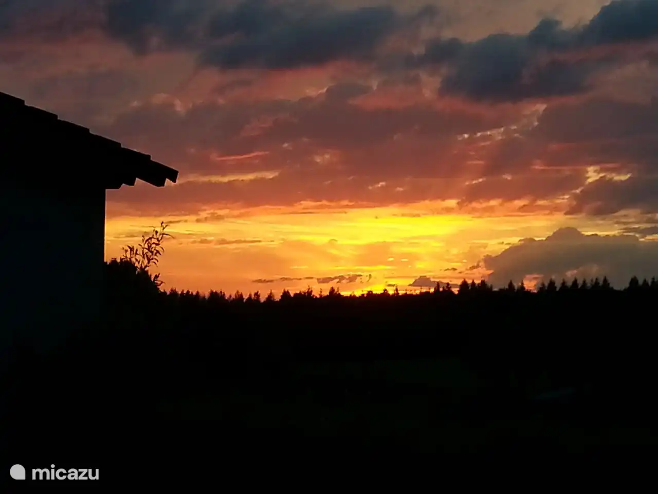 Ondergaande zon vanaf het terras elke avond weer een ander schilderij!