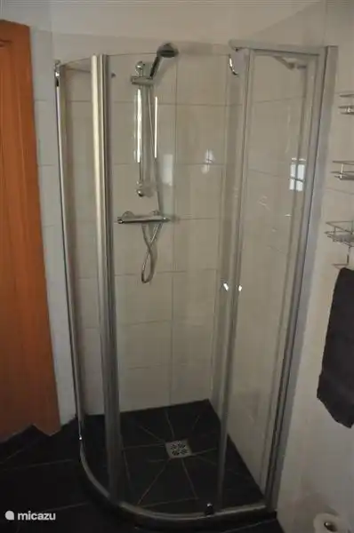 la salle de douche séparée pour quand on ne veut pas prendre de bain.