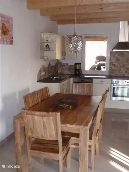 La table de salle à manger avec 6 chaises, la table peut être agrandie si vous le souhaitez.