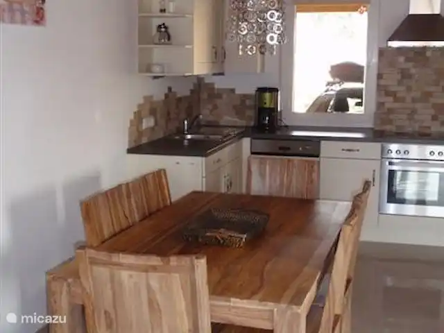 Chalet am Sonnenpiste en Austria, Carintia, Kötschach-Mauthen - chalet La mesa de comedor con 6 sillas, la mesa se puede hacer más grande si se desea.