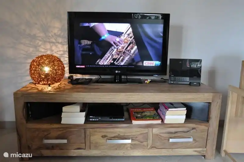 Dans le salon également une télévision à écran plat et un lecteur CD pour les films, une station d'accueil pour iPod, une radio / lecteur CD.
Vous y trouverez également une large gamme de films et de jeux.