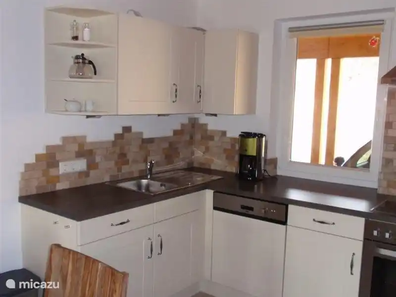 Notre cuisine est entièrement équipée avec tout le matériel et les appareils nécessaires pour que n'importe quelle recette puisse être réalisée et que vous n'ayez pas à faire la vaisselle vous-même car le lave-vaisselle est également présent.