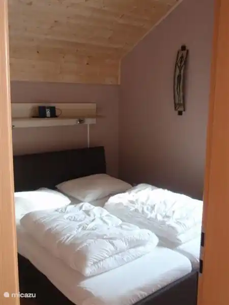 Chambre 2 .
Une chambre spacieuse avec une grande armoire pour vos vêtements.