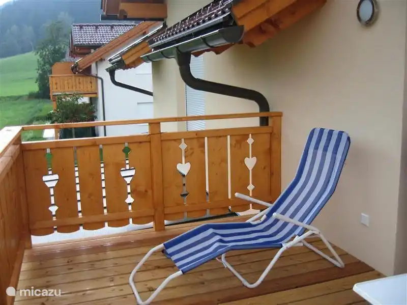 Charmant sur le balcon.