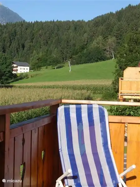 D'ici belle vue sur la piste de ski. maintenant c'est l'été mais en hiver vous pouvez garder un œil sur les enfants.