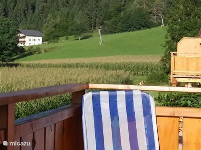 Chalet am Sonnenpiste en Austria, Carintia, Kötschach-Mauthen - chalet Desde aquí bonita vista de la pista de esquí. ahora es verano pero en invierno puedes estar pendiente de los niños.