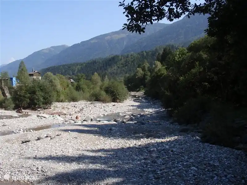 À certains endroits, il s'est presque asséché et les ruisseaux de la rivière ne sont pas si sauvages.