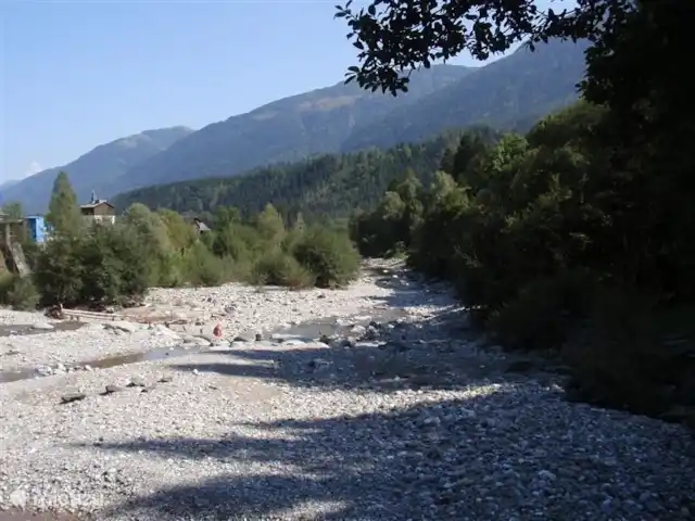 Chalet am Sonnenpiste en Austria, Carintia, Kötschach-Mauthen - chalet En algunos lugares casi se ha secado y las corrientes del río no son tan salvajes.