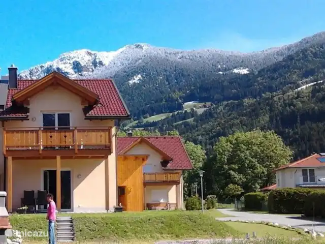 Chalet am Sonnenpiste en Austria, Carintia, Kötschach-Mauthen - chalet Las montañas al fondo todavía tienen una capa de nieve recién caída en mayo de 2013.