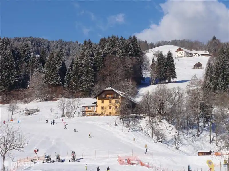 Piste de ski locale où il est merveilleux de passer du temps avec de jeunes enfants ou en tant que skieur débutant