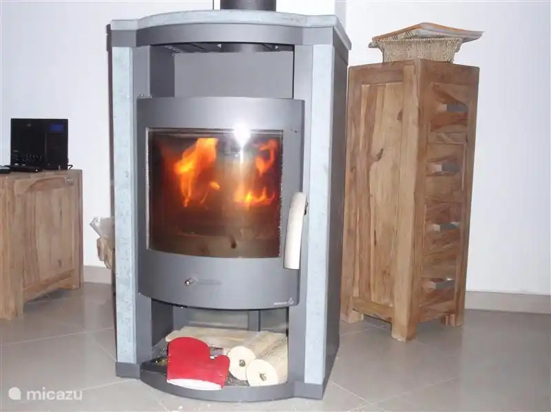 Le poêle à bois est présent pour le plaisir car il y a un chauffage au sol.