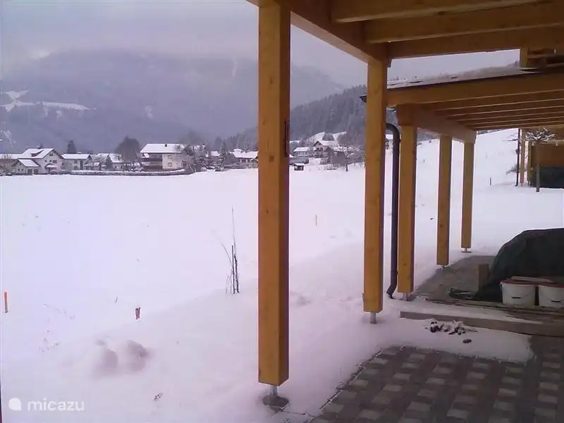 Kotschach-Mauthen dans la neige vu de notre terrasse avec vue sur la piste de ski locale.
