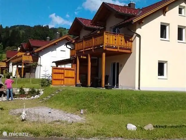 Chalet am Sonnenpiste en Austria, Carintia, Kötschach-Mauthen - chalet Si miras más allá de la casa, puedes ver la pista de esquí local de Kotschach-Mauthen.
Genial si tienes niños pequeños tan cerca de casa.