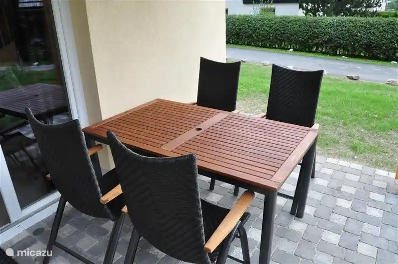 La terrasse où l'on peut s'asseoir La terrasse a récemment été agrandie pour que vous puissiez encore mieux profiter du soleil.