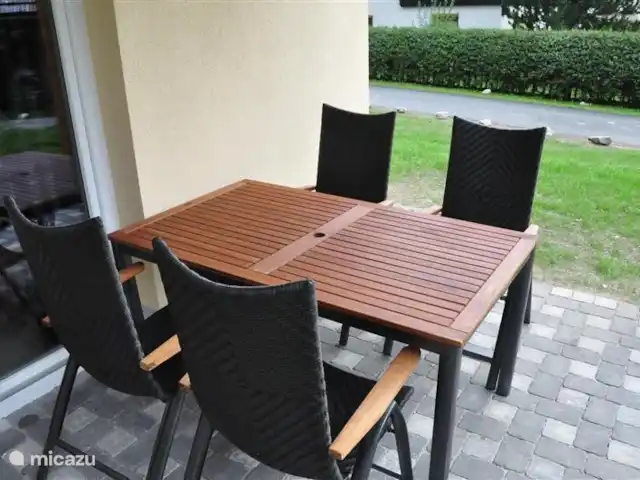 Chalet am Sonnenpiste en Austria, Carintia, Kötschach-Mauthen - chalet La terraza donde te puedes sentar La terraza ha sido recientemente ampliada para que puedas disfrutar aún mejor del sol.