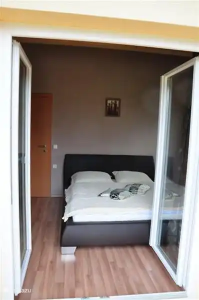 Ici, la chambre principale pour 2 personnes photographiée depuis le balcon.
Voici la possibilité d'ajouter un lit bébé qui est également présent.