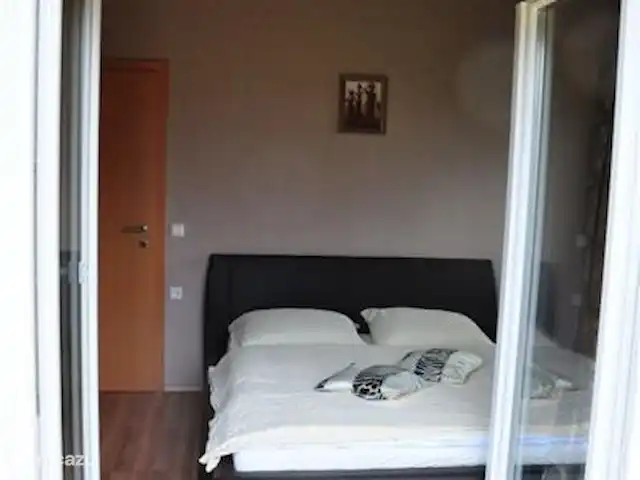 Chalet am Sonnenpiste en Austria, Carintia, Kötschach-Mauthen - chalet Aquí el dormitorio principal para 2 personas fotografiado desde el balcón.
Aquí está la posibilidad de añadir una cuna que también está presente.