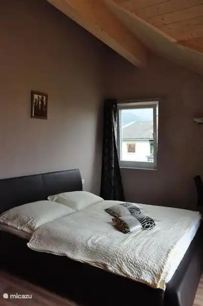 Chambre des maîtres photographiée de l'intérieur.
Photographiée de l'intérieur, la chambre dispose également d'une grande armoire à linge.