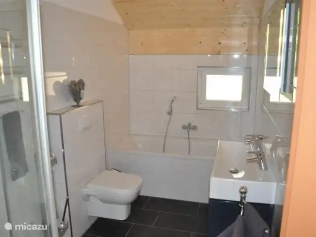 Chalet am Sonnenpiste en Austria, Carintia, Kötschach-Mauthen - chalet Baño con bañera y ducha, WC y mueble de baño para 2 personas.
