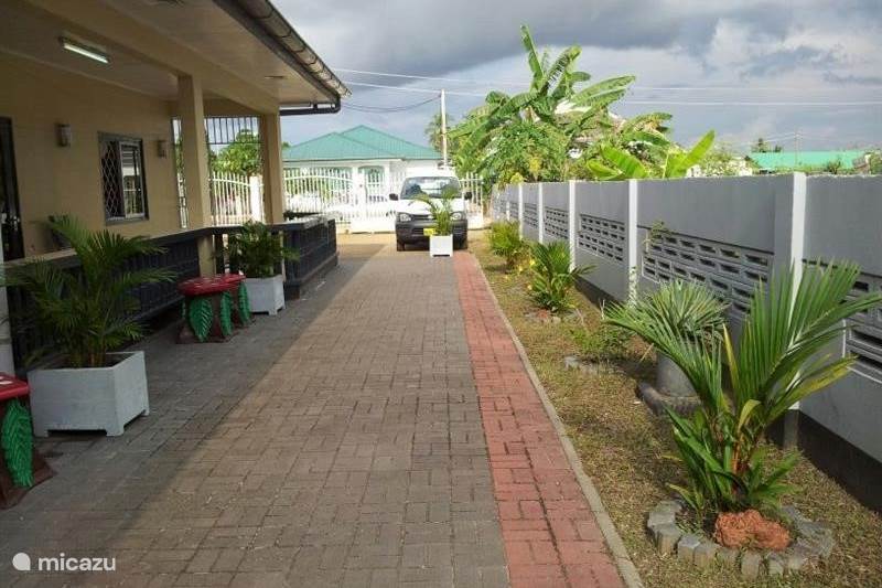 Vakantiehuis Suriname, Paramaribo, Paramaribo Appartement Casa Hemira-2 appartementen op 1 erf