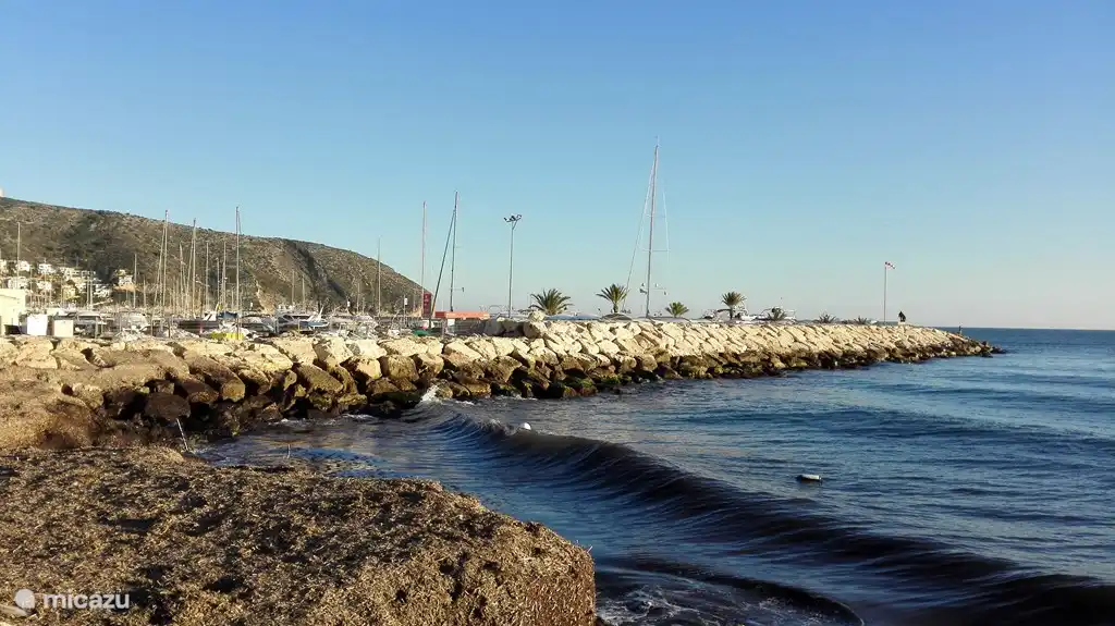 le port de plaisance, à quelques mètres à pied de l'appartement