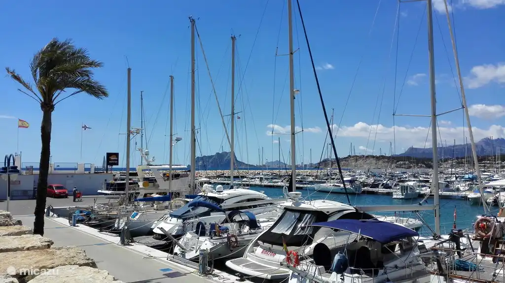 le port de plaisance, à quelques mètres à pied de l'appartement