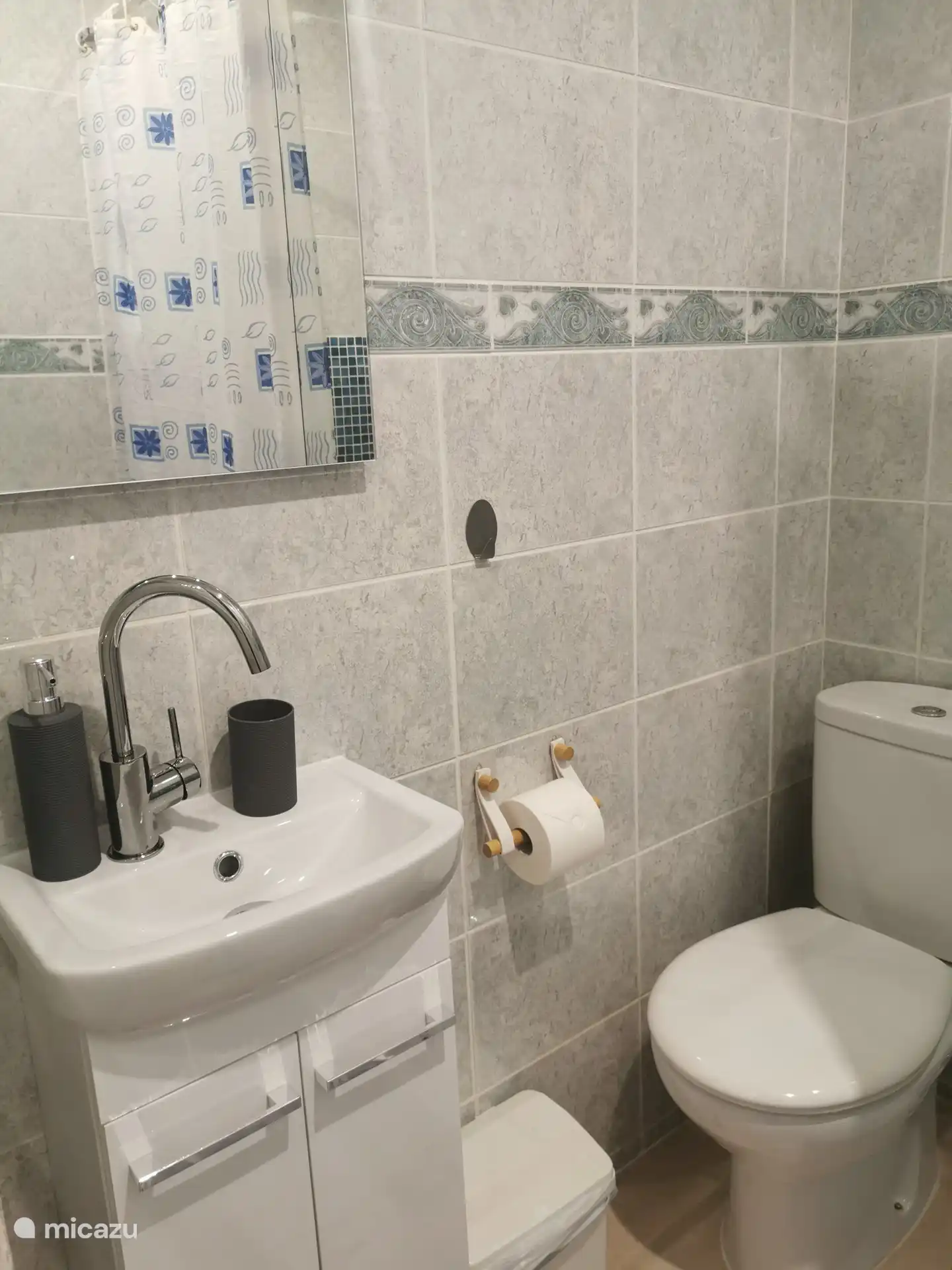 La salle de bain est petite mais rénovée et moderne.